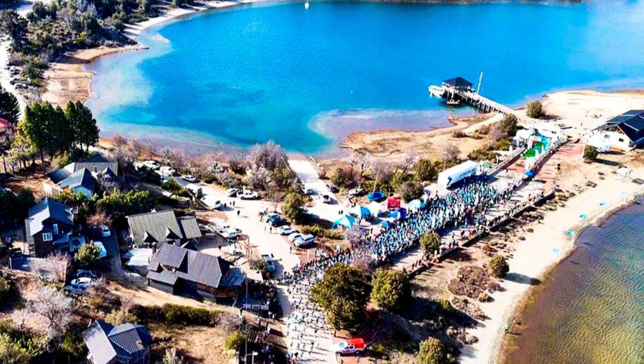 La clásica competencia convocó una multitud en la cordillera neuquina. (Prensa Villa Pehuenia)