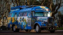 Imagen de «Pelusa», el motorhome más amado: kilómetros de pasión con Maradona como bandera