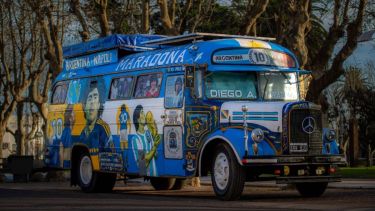 «Pelusa», el motorhome más amado: kilómetros de pasión con Maradona como bandera
