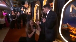 El blooper de Momi Giardina en la Alfombra Roja: se cayó en plena transmisión