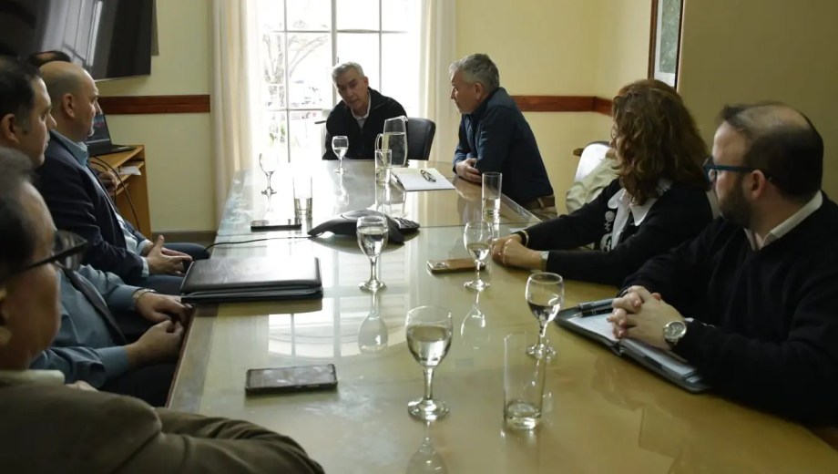 El ministro de Hacienda, Gabriel Sánchez  y el presidente de la bancada oficialista, Facundo López confirmaron las fechas de depósitos iniciales. Foto: Gentileza. 