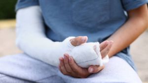 Indemnización millonaria en Río Negro: jugaba en el recreo, se quebró el codo y la Justicia escuchó su reclamo