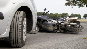 Indemnización en Río Negro: conductor de moto deberá pagar tras chocar y dejar herido a un acompañante