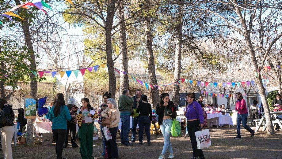 El "Alto Festival" reunirá música, feria y comunidad para apoyar a “Nuestra Casa”, espacio de salud mental en Roca con más de 25 años de acompañamiento.