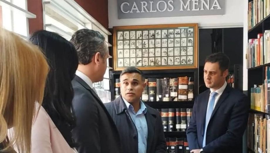 Carlos Mena, docente, escritor y profesor de boxeo.