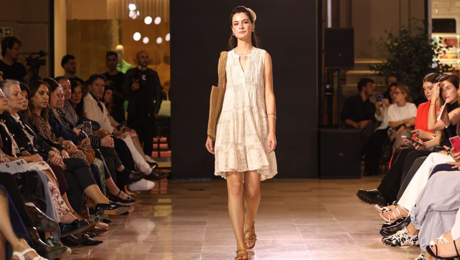 La pasarela reunió a más de 70 modelos y las principales firmas de moda, con propuestas que marcaron el pulso de la temporada primavera-verano. Foto gentileza. 