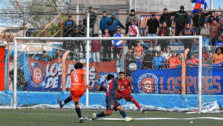 Ante un gran marco de público en el Maiolino, Roca le ganó 3 a 0 a Argentinos en el clásico. (Foto: Juan Thomes)