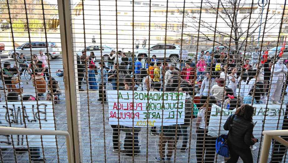 Tras la mesa de diálogo se restituyó al docente de Artes Dramáticas. Foto: Juan Thomes.