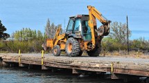 Imagen de Persiste el paso de vehículos por el polémico puente entre Roca y Allen, pese a estar inhabilitado