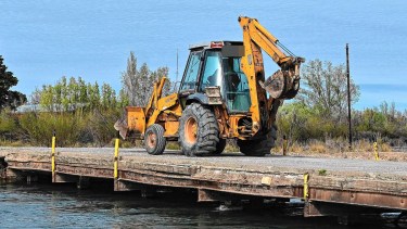 Persiste el paso de vehículos por el polémico puente entre Roca y Allen, pese a estar inhabilitado