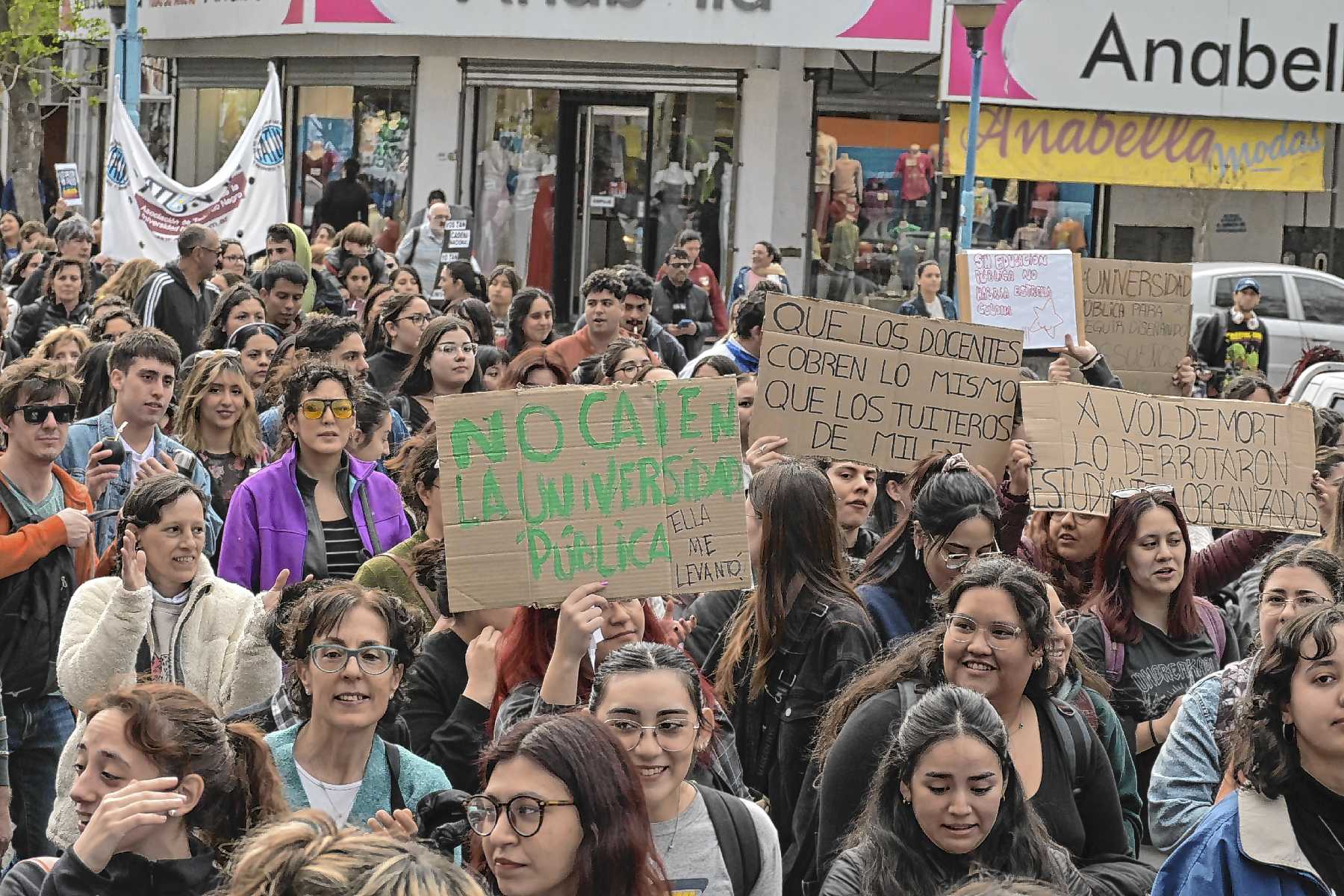En fotos | Así fue la masiva marcha universitaria en Neuquén y Río ...