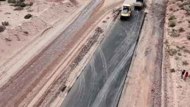 Más asfalto en el corredor de Vaca Muerta: repavimentan un tramo de la Ruta 7 entre Añelo y Rincón de de los Sauces