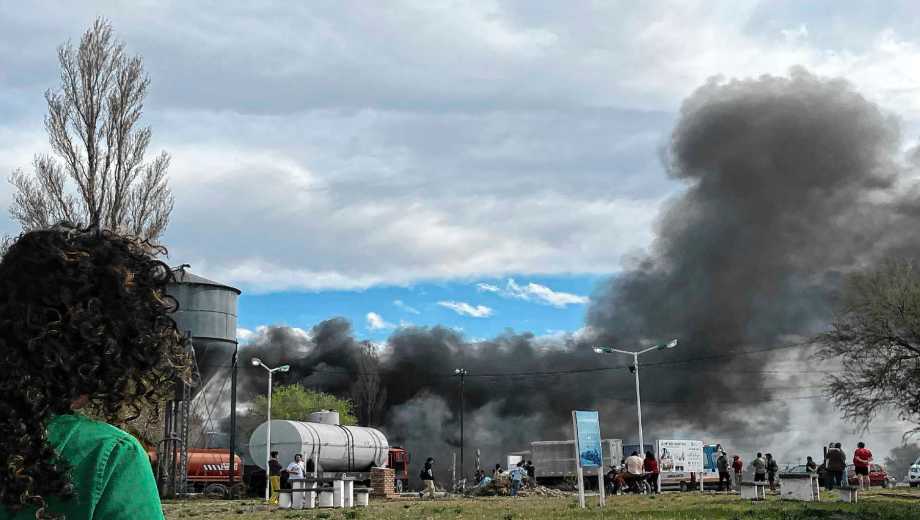 No hubo heridos pero las pérdidas materiales fueron totales. Foto Luciano Cutrera. 