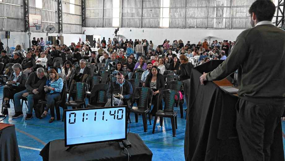 La audiencia pública por el segundo buque de GNL que estará en las costas rionegrinas tuvo como eje de apoyo la generación de empleo. Foto: Juan Thomes