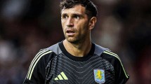 Imagen de Problemas para Dibu Martínez: Manchester United llevó a otro arquero y lo marginaron en Aston Villa