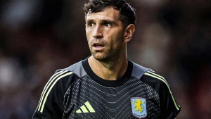 Problemas para Dibu Martínez: Manchester United llevó a otro arquero y lo marginaron en Aston Villa