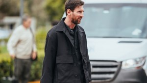 El tierno gesto de Lionel Messi con los hinchas tras su llegada a Argentina para las Eliminatorias