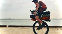 Imagen de La historia de Bastián, el barilochense que recorre Europa en monociclo