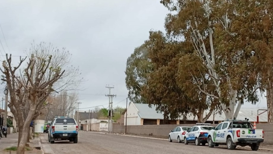 La Policía de Río Negro realizó allanamientos en tres viviendas de Luis Beltrán por robos, extorsión y amenazas.
