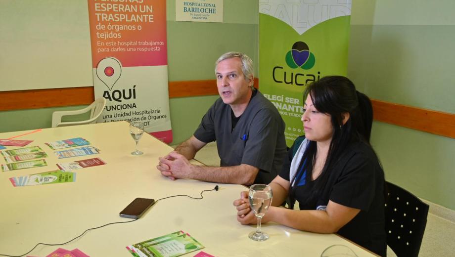Germán Santamaría y Solange López, del hospital Ramón Carrillo de Bariloche. Foto: Chino Leiva