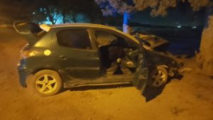 Murió un hombre en General Roca tras un fuerte choque: perdió el control e impactó contra un arbusto