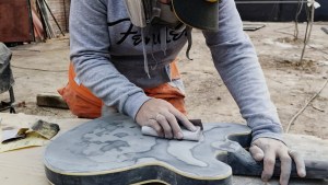 El doctor de las guitarras de Neuquén que combina su pasión por la música con la luthería
