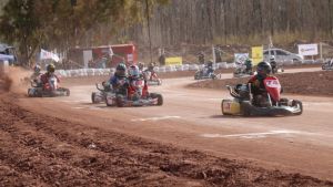Karting con caja: dieron espectáculo en Rincón de los Sauces y Héctor Álvarez tuvo su homenaje