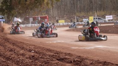 Karting con caja: dieron espectáculo en Rincón de los Sauces y Héctor Álvarez tuvo su homenaje