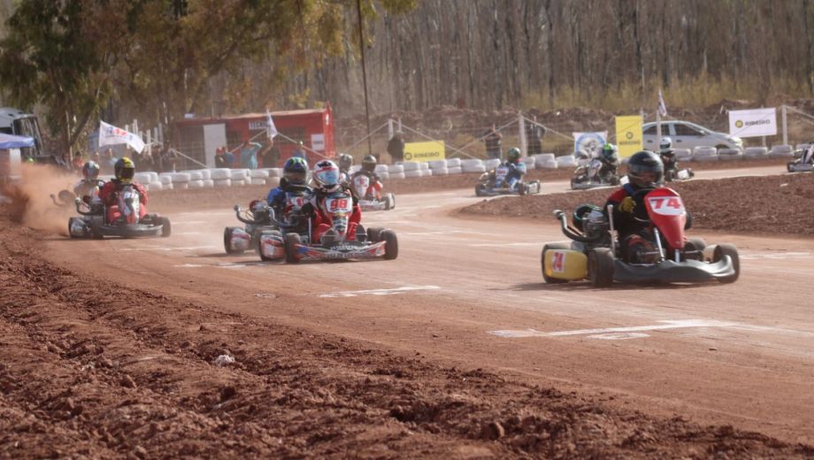 El KCC volvió a la tierra compactada del norte neuquino y dio espectáculo. (Fotos Prensa Municipalidad de Rincón de los Sauces)