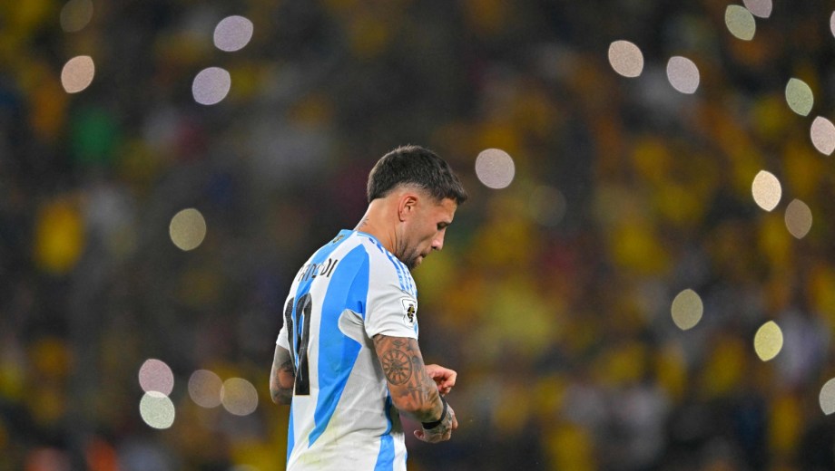 Otamendi fue expulsado ante Ecuador en el cierre de las Eliminatorias. (Foto: AFP)