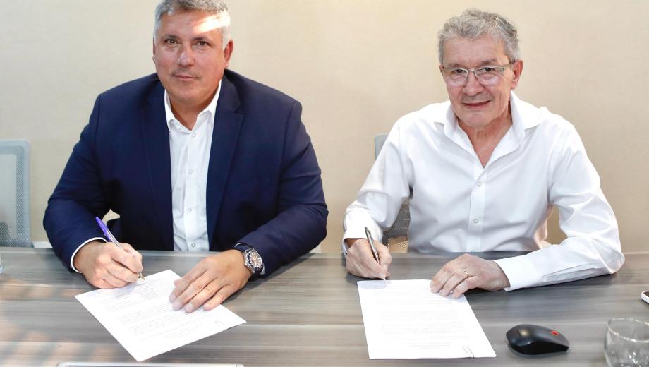 El subsecretario de Energía Eléctrica de la Nación, Damián Sanfilippo, firmó convenios con el presidente de CALF, Marcelo Severini (gentileza)