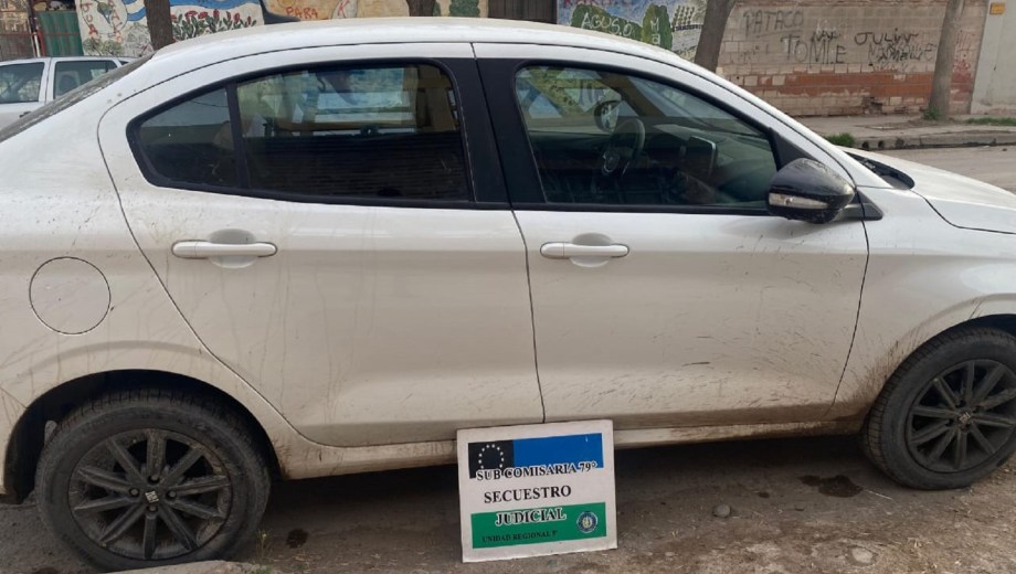 La Policía secuestró un auto en Cipolletti tras denuncias por disparos. Encontraron vainas y dinero en el vehículo.
