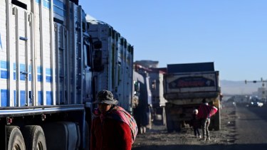 Camiones varados por la escasez de combustibles: la paralización que golpea la economía boliviana