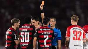 La furia de Flamengo por la expulsión de Gonzalo Plata: el comunicado oficial y el audio del VAR de Conmebol