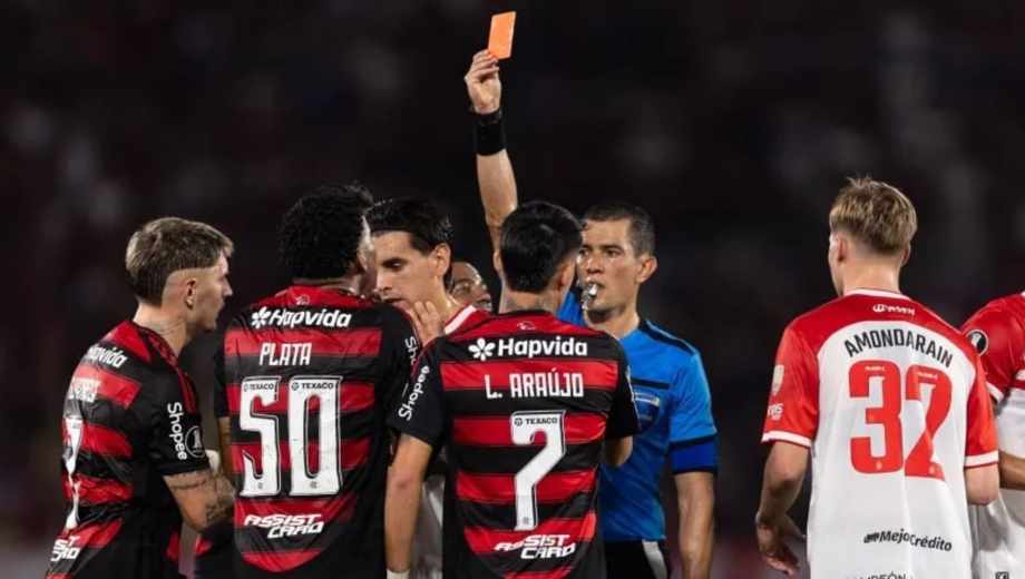 Andrés Rojas, en el ojo de la polémica por la doble amarilla que le sacó al ecuatoriano Plata (REUTERS/Ricardo Moraes)