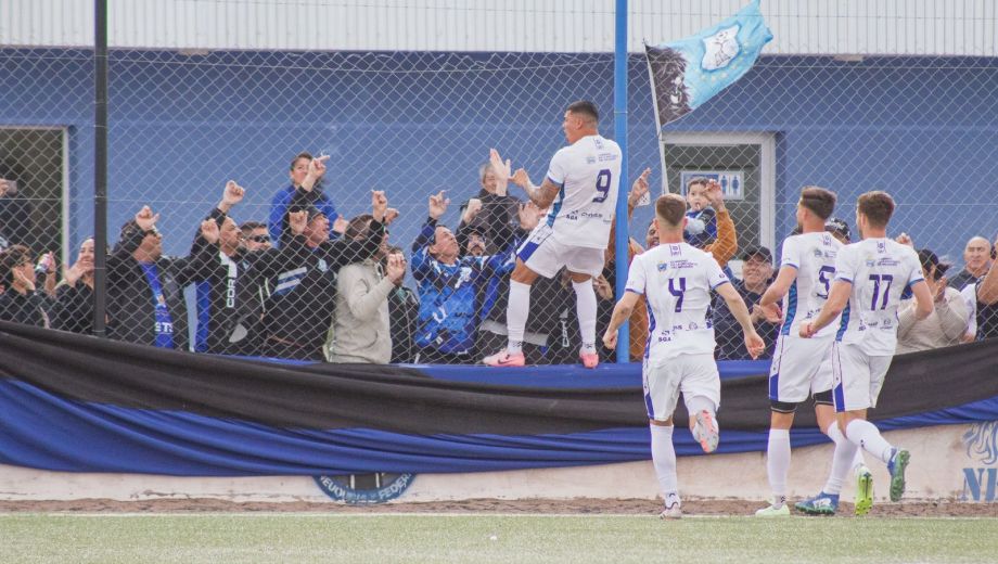 Ramón Villalba desató el festejo de Deportivo Rincón sobre el final del primer tiempo. (Foto: prensa de Rincón)