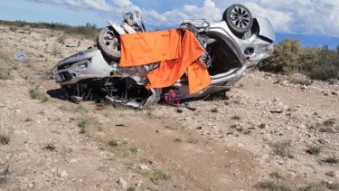 Fatal accidente: una mujer murió tras volcar cerca de San Antonio Oeste, su hijo está grave y fue trasladado a Roca