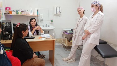 Estudiantes de la Universidad de Río Negro realizan controles de salud bucal a personas gestantes