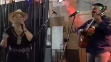 Video | La tremenda caída de Marité Berbel que preocupó a todos: así reaccionó la cantante