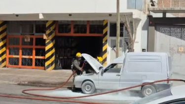 Video | Susto en el centro de Neuquén: se incendió un utilitario y movilizó a los Bomberos