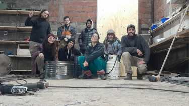 Una organización de Bariloche construye estufas seguras y eficientes para quienes no tienen calefacción