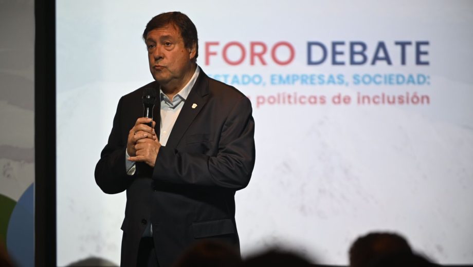 El gobernador Alberto Weretilneck habló en el foro Consenso Patagonia y también ante la prensa respaldó el referéndum de Bariloche. Foto: Chino Leiva
