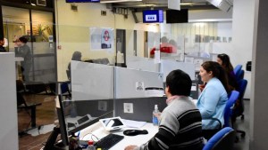 No son todos ‘ñoquis’: Por qué las provincias menos pobladas, como Neuquén, tienen más empleo público