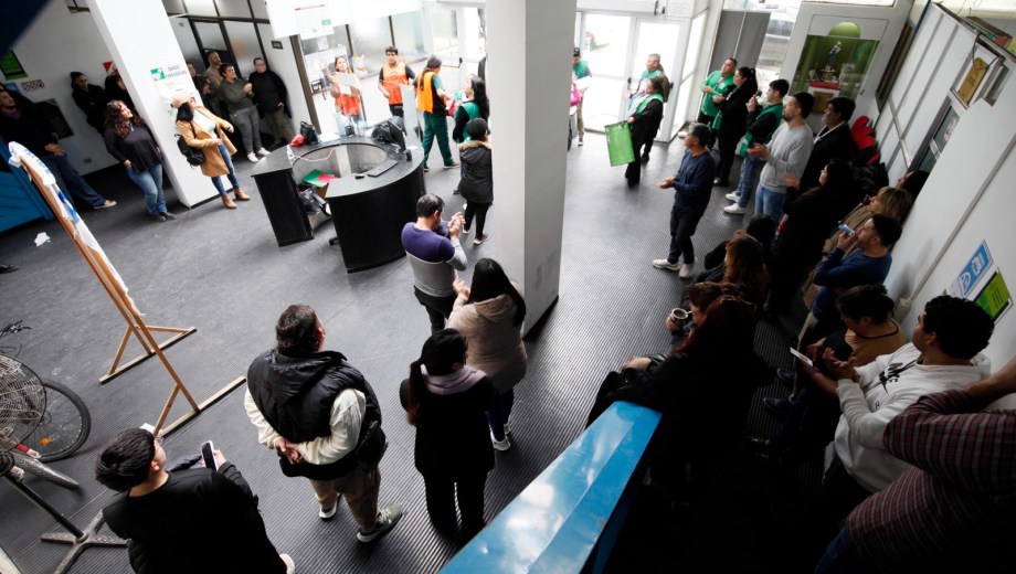 El primer anuncio de los cambios se realizó en julio y los trabajadores protestarron en la sede ministerial. Foto: Marcelo Ochoa.