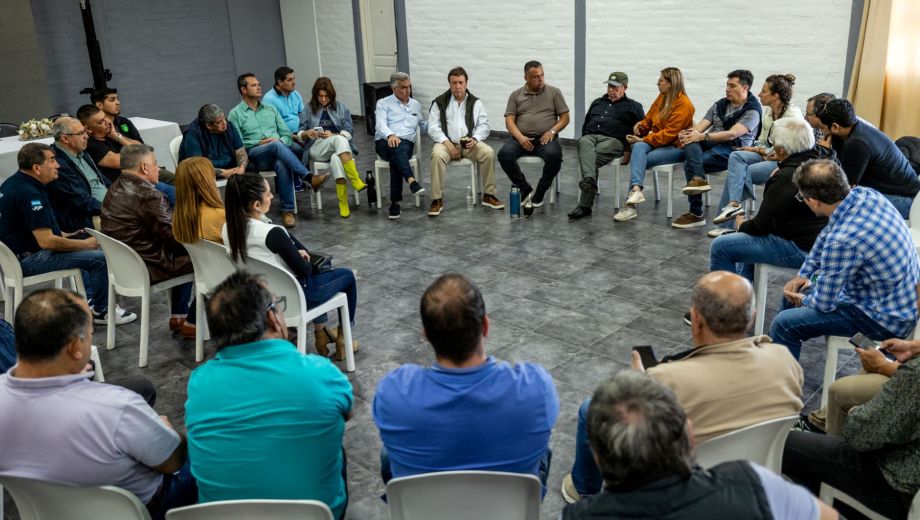 Alberto Weretilneck junto a representantes de gremios. Foto: Gentileza. 