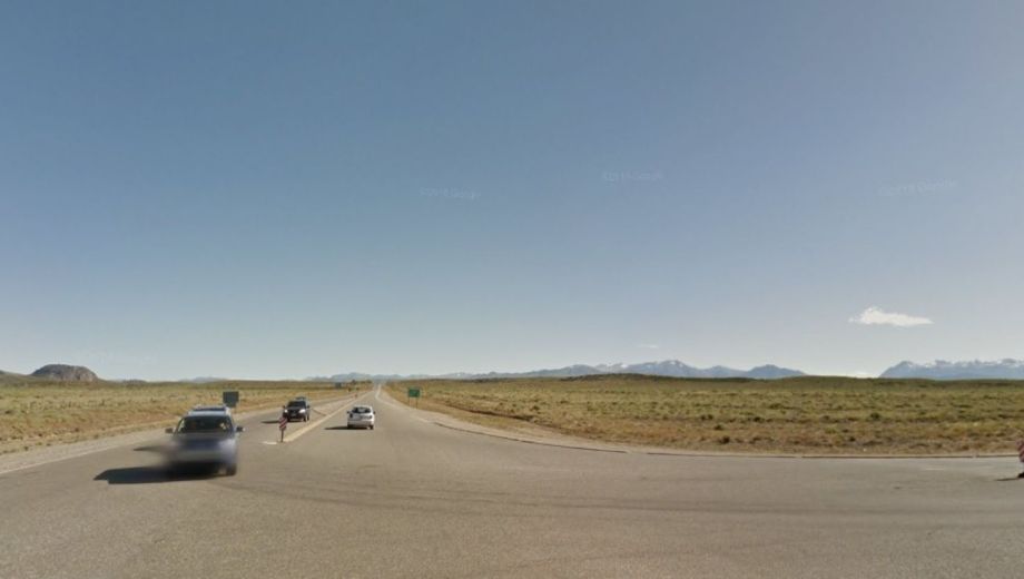 Calzada reducida por un accidente sobre la Ruta 237, cerca del empalme con la Ruta 40. Foto: Captura Street Views. 