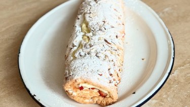 Cómo hacer un arrollado de merengue con mascarpone y frutos rojos