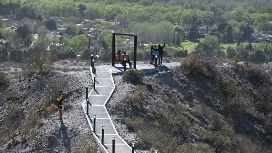 El renovado Balcón del Valle ofrece vistas privilegiadas de la ciudad y el río. Foto: Municipalidad de Neuquén.
