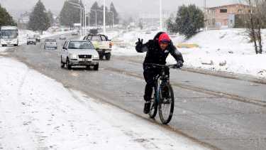 Domingo con nieve y fuertes vientos en la cordillera de Neuquén y Río Negro: ráfagas de más de 70 km/h