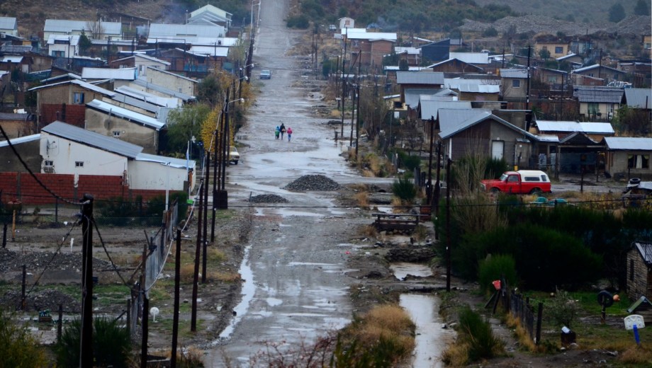 Los barrios del Alto de Bariloche tienen problemas de agua cada verano que podrían solucionar con la futura obra. Foto: Chino Leiva